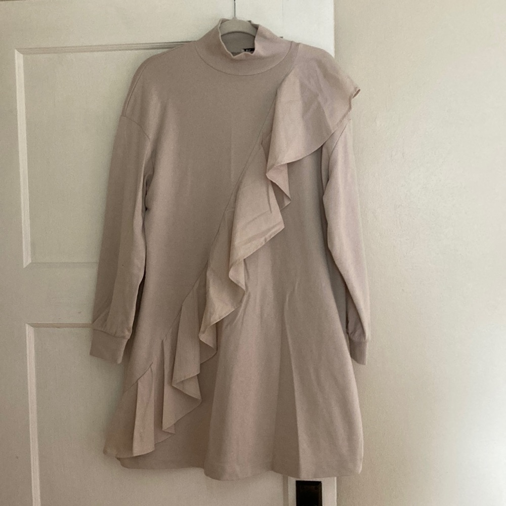 Sweatshirt dress with ruffle